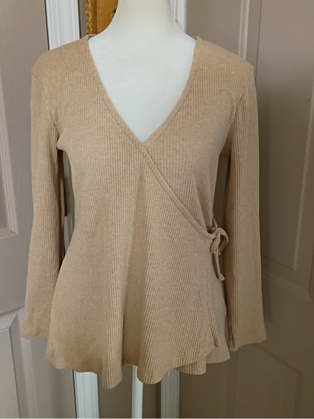 Old Navy tan oatmeal ribbed v-neck wrap front 3/4 sleeve knit top. Size M.